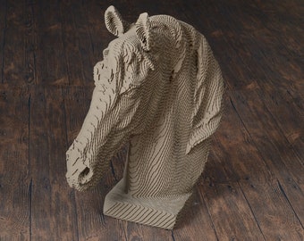 Puede incluir: Una escultura de cartón de la cabeza de un caballo, con un diseño detallado y texturado. La escultura es de color marrón y tiene un acabado de madera natural.
