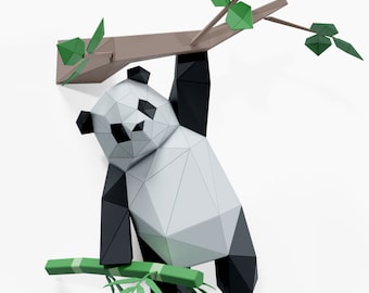 木にぶら下がっているパンダの紙の彫刻、カット済み DIY ペーパークラフト キット、手作りの野生動物の置物、ローポリの壁飾り、すべての付属品付き