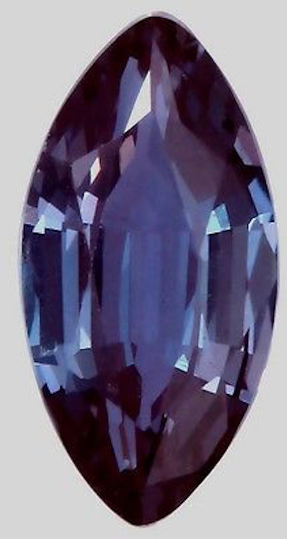 Александрит при дневном освещении. Синтетический александрит. Огранка камней александрит. Александрит камень меняет цвет. Уральский александрит натуральный.