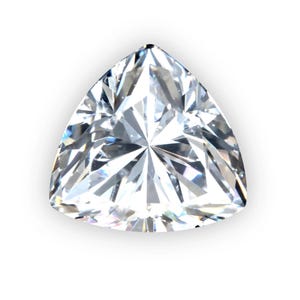 Puede incluir: Una gema transparente de forma triangular con muchas facetas. La gema está cortada en forma triangular y tiene un aspecto brillante y brillante.