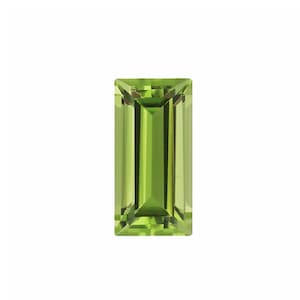 Puede incluir: Una piedra preciosa de peridoto verde tallada en forma de esmeralda.