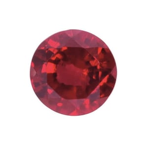 Puede incluir: Una piedra preciosa de color rojo intenso con un corte redondo y facetado. La piedra preciosa está colocada sobre un fondo blanco.