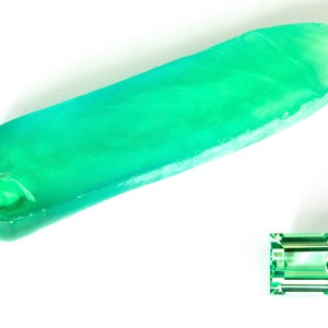 Bright Green Sapphire Corundum Loose Rough Stone, Lab Created Bright Green Sapphire Boules, Rough for Faceting, Top Quality (100 cts stone)