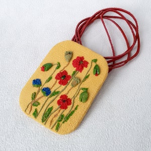 Gioielli con fiori di papavero rosso Collana fantasia regalo donna spilla ciondolo fiori di campo in miniatura rossa gioielli in argilla polimerica collana floreale botanica