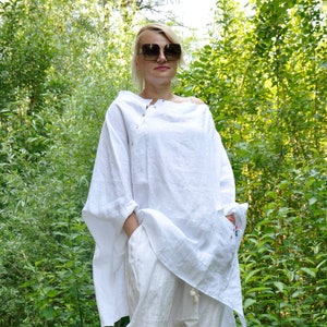 The white linen tunic will bring you fresh look.