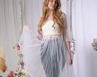 Damesjurk van transparante stof, witte organza A-lijn overlay met strikmouwen.