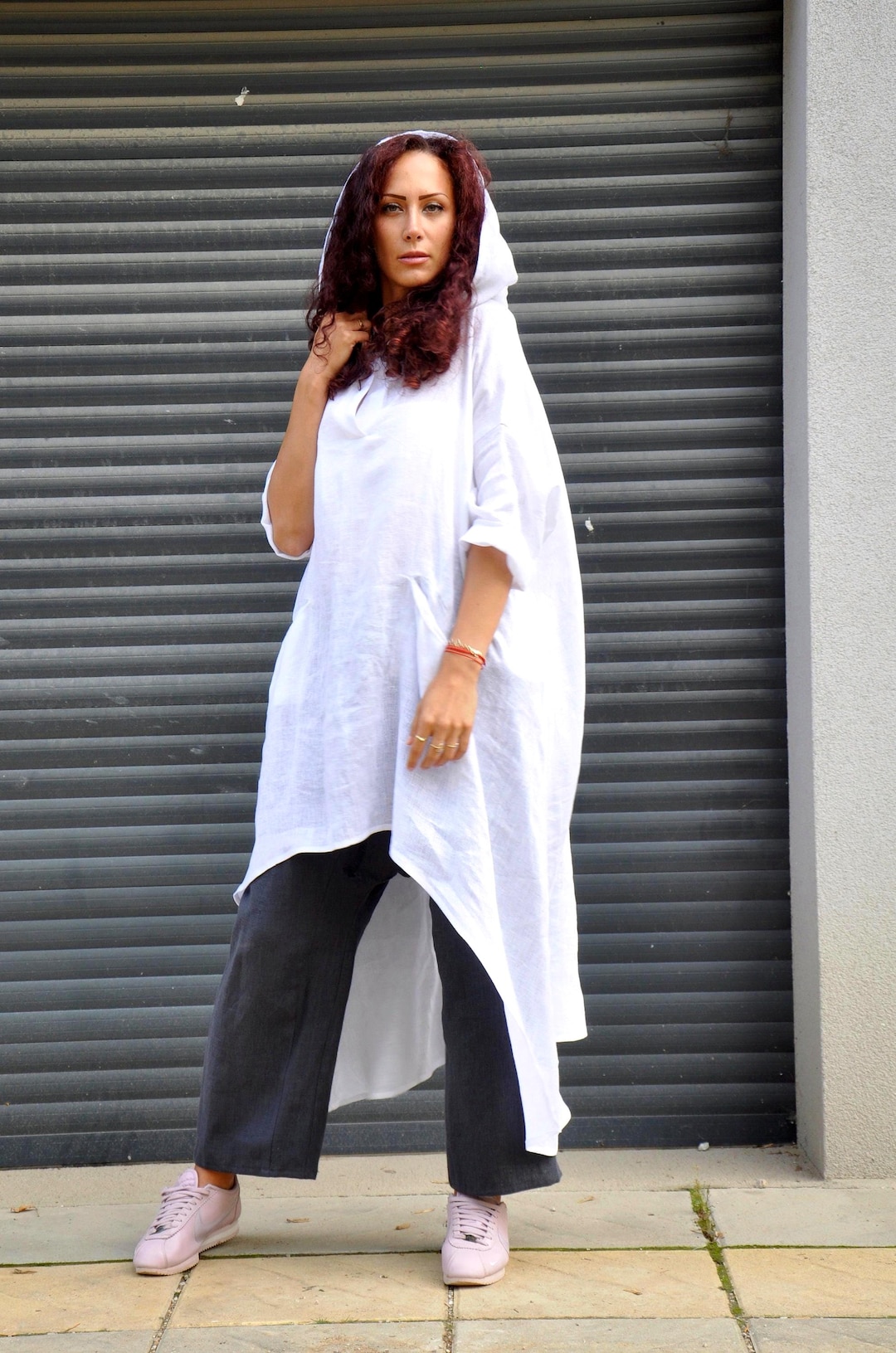 Camicia bianca asimmetrica in lino con cappuccio, tunica lunga in
