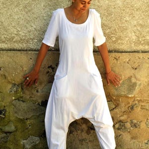 Mono harem, mono bohemio blanco de algodón con mangas tres cuartos.