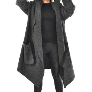 Grauer Wollmantel mit Kapuze und Gürtel, alltäglicher Herbst-Wintermantel, minimalistischer, lässiger Damen-Wollmantel mit Taschen, grauer lässiger Mantel, Maxi-Mantel Bild 4