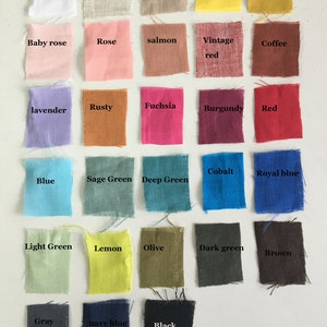 K&ouml;nnte beinhalten: Eine Farbkarte mit Stoffmustern und Namen f&uuml;r jede Farbe, darunter Wei&szlig;, Natur, Beige, Gelb, Senf, Babyrosa, Rosa, Lachs, Vintage Rot, Kaffee, Lavendel, Rost, Fuchsia, Burgunder, Rot, Blau, Salbei Gr&uuml;n, Dunkelgr&uuml;n, Kobalt, K&ouml;nigsblau, Hellgr&uuml;n, Zitrone, Oliv, Dunkelgr&uuml;n, Braun, Grau, Marineblau und Schwarz.