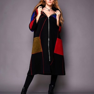 Abrigo negro de lana con retazos, estilo gabardina con capucha y cremallera, de algodón polar.