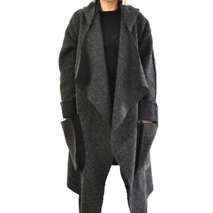 Grauer Wollmantel mit Kapuze und Gürtel, alltäglicher Herbst-Wintermantel, minimalistischer, lässiger Damen-Wollmantel mit Taschen, grauer lässiger Mantel, Maxi-Mantel Bild 3