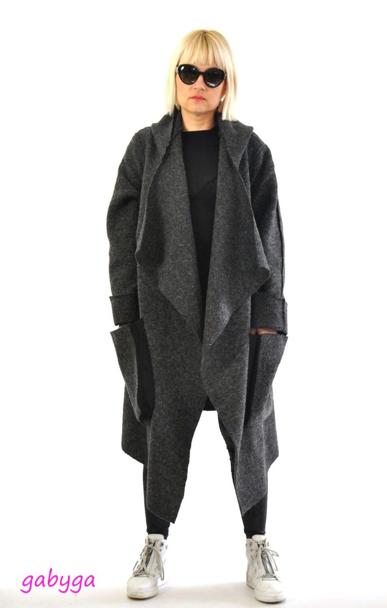 Grauer Wollmantel mit Kapuze und Gürtel, alltäglicher Herbst-Wintermantel, minimalistischer, lässiger Damen-Wollmantel mit Taschen, grauer lässiger Mantel, Maxi-Mantel Bild 3