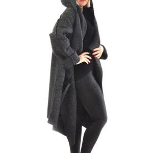 Grauer Wollmantel mit Kapuze und Gürtel, alltäglicher Herbst-Wintermantel, minimalistischer, lässiger Damen-Wollmantel mit Taschen, grauer lässiger Mantel, Maxi-Mantel Bild 2