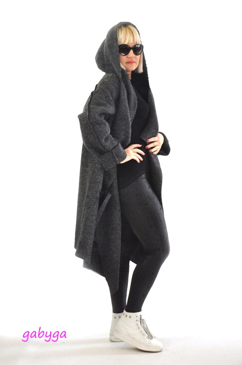 Grauer Wollmantel mit Kapuze und Gürtel, alltäglicher Herbst-Wintermantel, minimalistischer, lässiger Damen-Wollmantel mit Taschen, grauer lässiger Mantel, Maxi-Mantel Bild 2