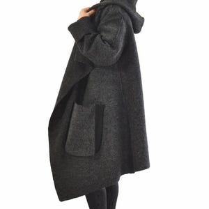 Grauer Wollmantel mit Kapuze und Gürtel, alltäglicher Herbst-Wintermantel, minimalistischer, lässiger Damen-Wollmantel mit Taschen, grauer lässiger Mantel, Maxi-Mantel Bild 5