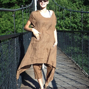 Bruin linnen asymmetrische tuniektop met korte mouwen, minimalistische losse linnen blouse met opgestikte zakken aan de voorkant, handgemaakte natuurlijke kleding