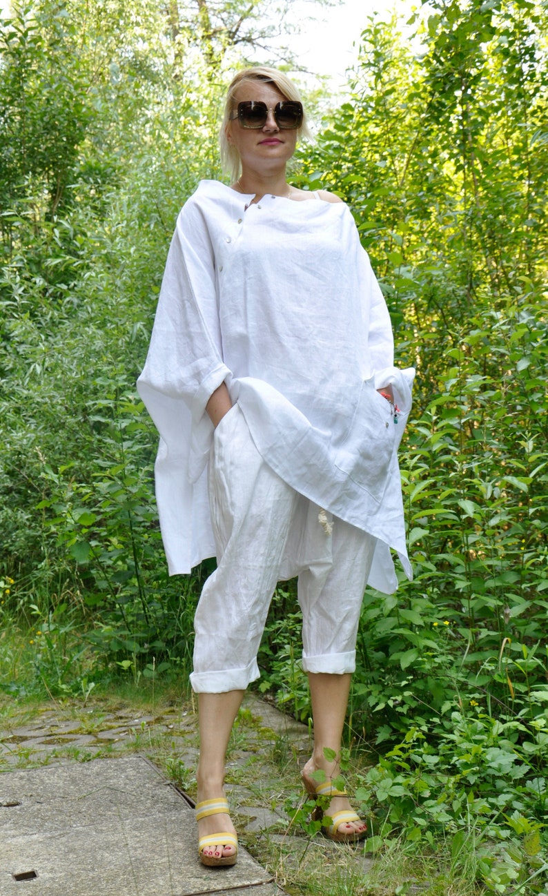 The white linen tunic will bring you fresh look.