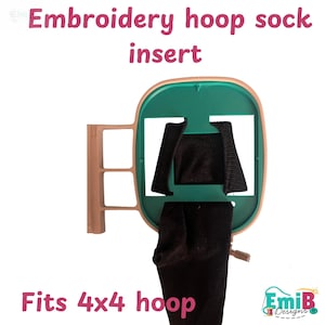 Może przedstawiać: Wkładka do skarpetki do tamborka z tekstem "Embroidery hoop sock insert" i "Fits 4x4 hoop". Wkładka jest zielona i brązowa, trzymająca czarną skarpetę. Projekt jest od EmiB Designs.