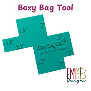 Può includere: Un Boxy Bag Tool turchese con misure in pollici. Lo strumento ha una forma a croce con dimensioni etichettate: 1,5", 2", 2,5" e 1". Il testo "Boxy bag tool" e "By Emi B Designs" sono visibili.