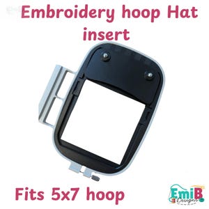 Peut inclure: Insert de cerceau à broder pour chapeau avec ouverture rectangulaire. L'insert est blanc et noir, avec le texte "Embroidery hoop Hat insert" et "Fits 5x7 hoop". Conçu pour un cerceau à broder de 12,7 x 17,8 cm.