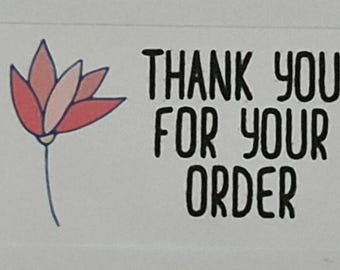 Puede incluir: Una pegatina blanca con una flor rosa y el texto "THANK YOU FOR YOUR ORDER".