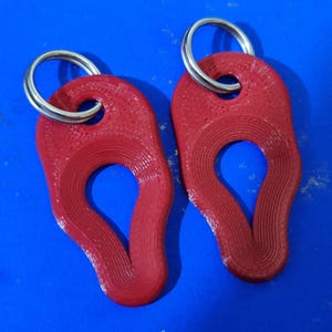 2 x Llavero con herramientas para eliminar garrapatas, color rojo rubí, plástico PLA biodegradable para perros, gatos y caballos