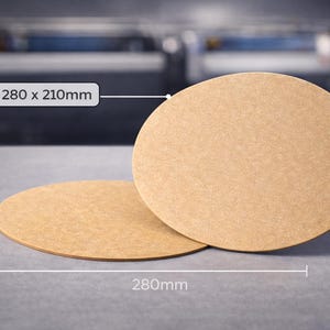 Könnte beinhalten: Zwei runde, hellbraune Pappkreise, einer überlappt leicht den anderen. Die Abmessungen sind mit 280 x 210 mm angegeben. Der Durchmesser des größeren Kreises beträgt 280 mm. Die Kreise liegen auf einer hellgrauen Oberfläche.
