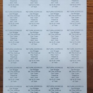 Peut inclure: Huit étiquettes d'adresse de retour blanches avec du texte noir. Chaque étiquette comporte le texte "RETURN ADDRESS" en haut, suivi de "Joe Bloggs", "99 The Avenue", "The Town", "Theshire", "AA1 1AA", "Up to 8 Lines of Text".