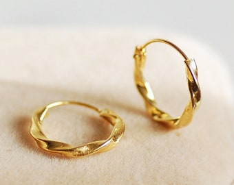 Geflochtene Gold Hoop Huggie Ohrringe, Gold Twisted Creolen, Gold Huggie Creolen, geflochtene Gold Twist Creolen, zierliche Gold Creolen