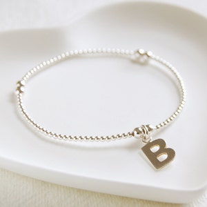 Pulsera de cuentas con inicial de plata personalizada, pulsera con dijes de plata, pulsera con dijes de letras personalizadas, pulsera con dijes de inicial de plata