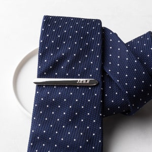 Gepersonaliseerde dasspeld, gegraveerde dasspeld, gepersonaliseerde bruiloft dasspeld, monogram dasspeld, gepersonaliseerde huwelijksgeschenken, geschenken voor de bruidegom