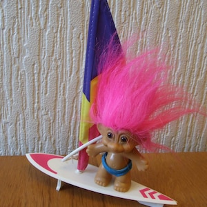 Troll Puppe 4 1/2&quot; Russ Tribe Wind Surfer Lila Haare G00d Zustand: Gebraucht
