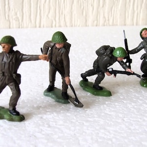 4 x Britains Herald British Army Soldiers WW2 Plastic Hong Kong 54mm