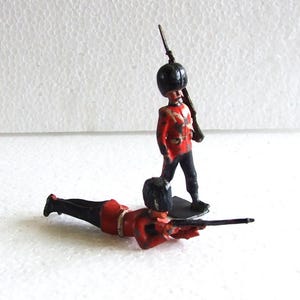 2 Vintage Britains Royal Guards eine mit beweglichem Arm