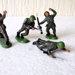 4 x Britains Herald British Army Soldiers WW2 Plastic Hong Kong 54mm