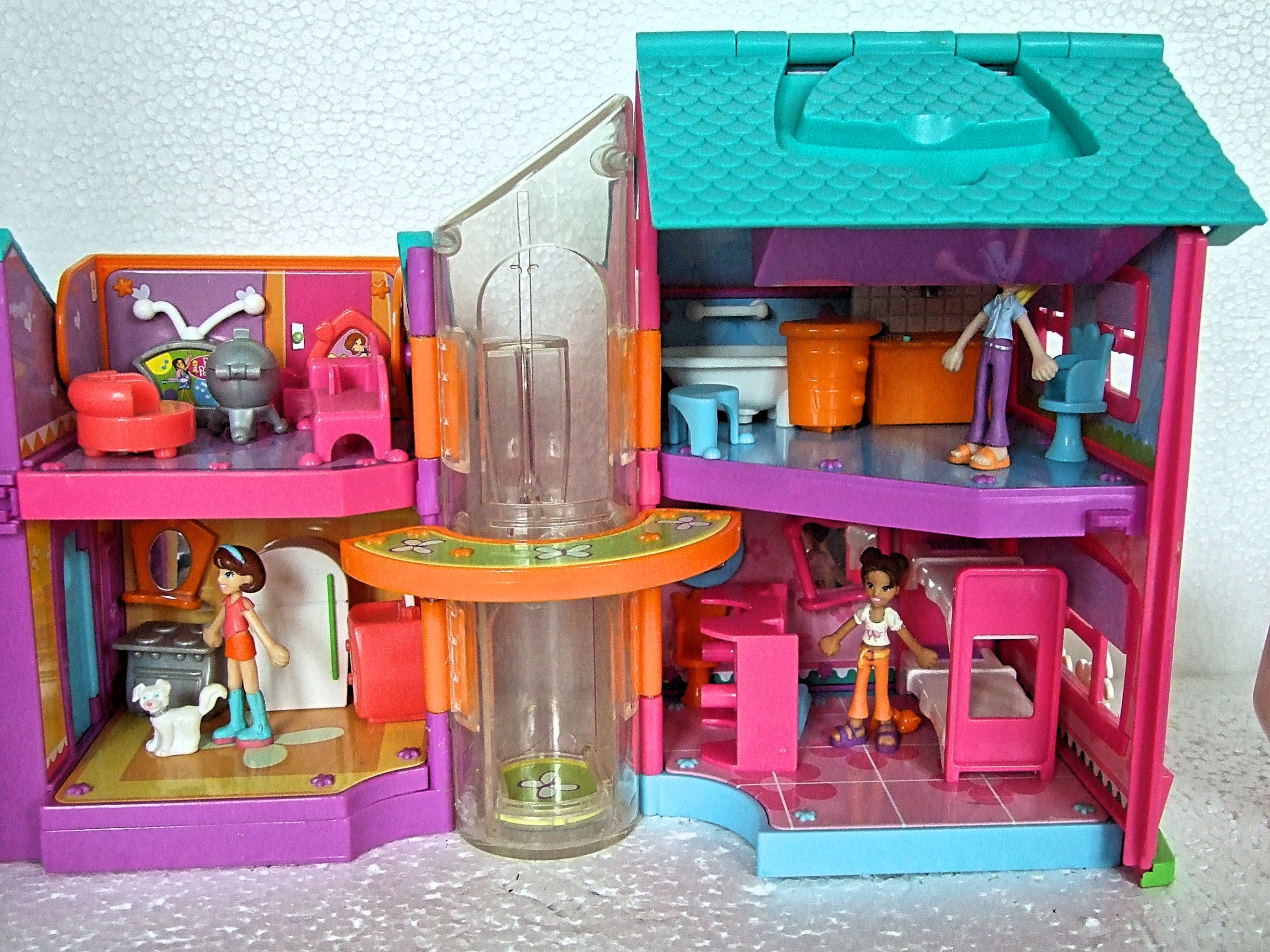 Magnetic Polly Pocket Hangin Out House con ascensore 3 figure e