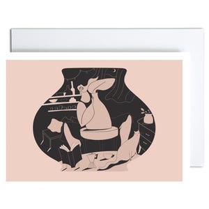 Può includere: Biglietto di auguri con un'illustrazione di una donna all'interno di uno spazio a forma di vaso. La scena interna comprende un tavolo, un gatto, un libro e una caffettiera, il tutto in uno stile minimalista con una palette di colori tenui.