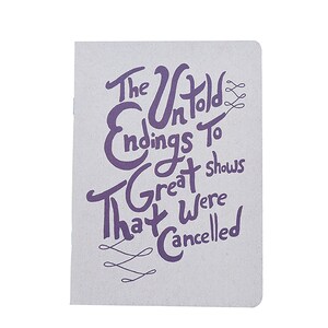 Puede incluir: Un cuaderno gris con una inscripción morada que dice "The Untold Endings To Great Shows That Were Cancelled".