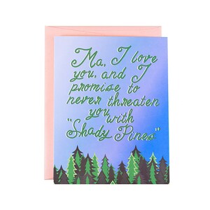 Puede incluir: Una tarjeta de felicitación con un fondo degradado azul y morado que presenta una silueta de bosque verde y el texto "Ma. I love you, and I promise to never threaten you with Shady Pines."
