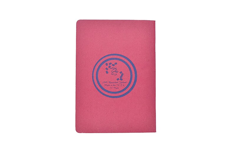 Puede incluir: Un cuaderno rosa con un dise&ntilde;o circular azul y texto. El texto dice "100% Recycled Content Made in the U.S.A. 12 Pages". El cuaderno tiene una forma rectangular simple.