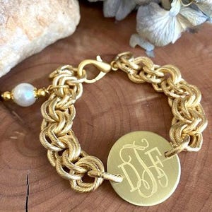 Bracelet, Gold, Pearl dangle, engraved, personalized, round disc (New Daisy Online Bracelet)