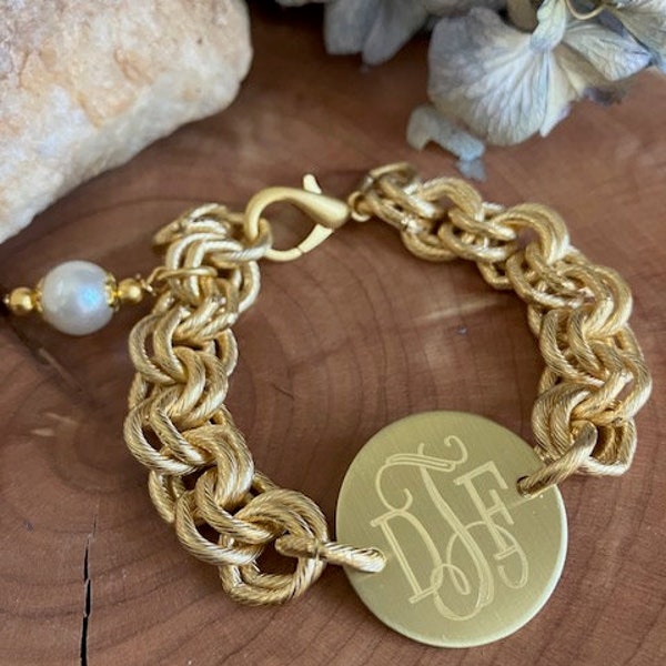 Bracelet, Gold, Pearl dangle, engraved, personalized, round disc (New Daisy Online Bracelet)