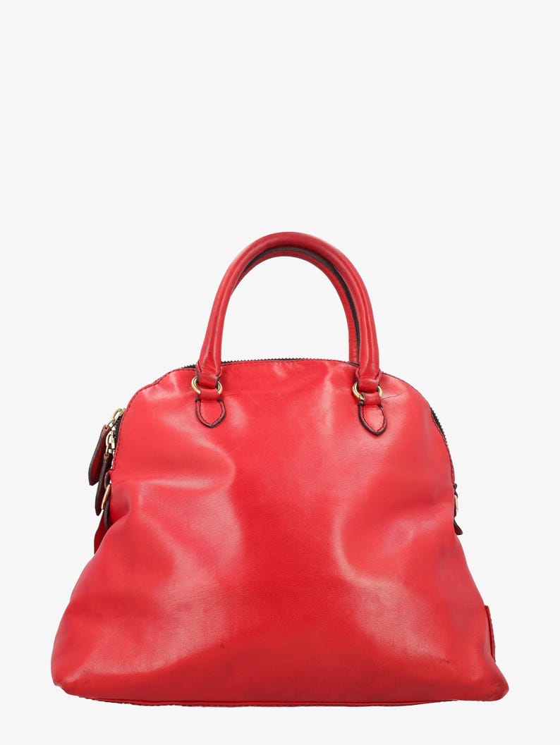 Op de afbeelding: Een felrode, koepelvormige handtas met een handvat aan de bovenkant en een ritssluiting. De tas heeft goudkleurige hardware en een gladde, glanzende afwerking. Een klassieke stijl.