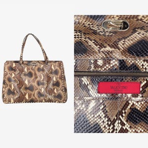 Op de afbeelding: Bruin en tan handtas met slangenprint. Rechthoekige vorm, handvatten aan de bovenkant, zilverkleurige sluiting en noppen. De binnenkant toont een rood merklabel.