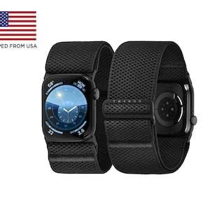 Op de afbeelding: Zwarte Apple Watch met een zwart sportbandje. De wijzerplaat toont de tijd, datum en weersinformatie. Het horloge wordt van voren en achteren getoond.