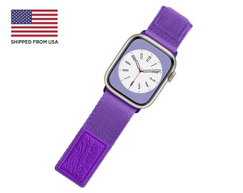 Könnte beinhalten: Lilafarbenes Apple Watch Armband mit weißem Zifferblatt und einem Logo mit der Aufschrift "Fortitude" auf dem Band.