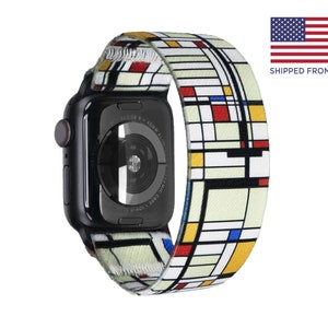 Könnte beinhalten: Eine schwarze Apple Watch Series 6 mit einem geometrischen Musterband in den Farben Gelb, Rot, Blau und Schwarz auf weißem Hintergrund.