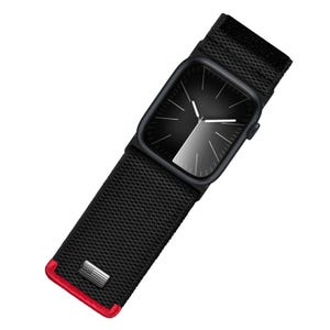 Op de afbeelding: Een zwarte Apple Watch met een zwarte nylon band en een rode accent. De wijzerplaat van het horloge is zwart met witte wijzers en een witte lijn in het midden.