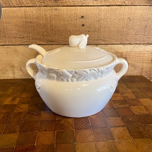 Vintage Autumn Farmhouse Tureen, Vintage Pear Soup Tureen, Vintage White Ceramic Soup Tureen, Vintage Handled Soup Tureen